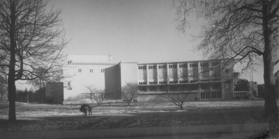 221108 Gezicht op de voorgevel van de Stadsschouwburg (Lucasbolwerk 24) te Utrecht.